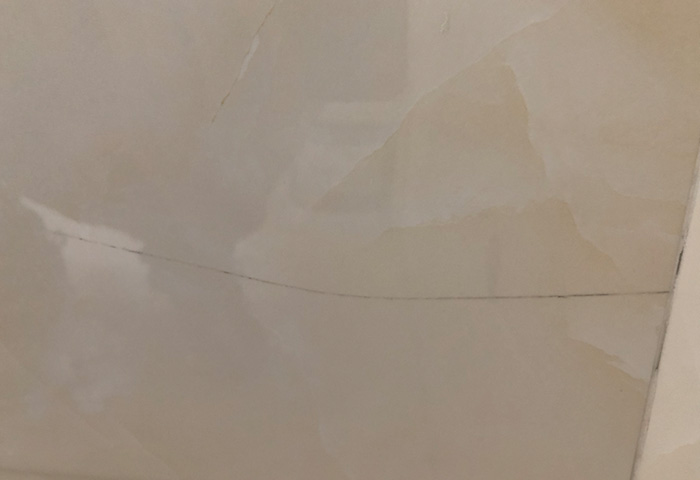 瓷磚開(kāi)裂了怎么辦？瓷磚裂痕如何防治