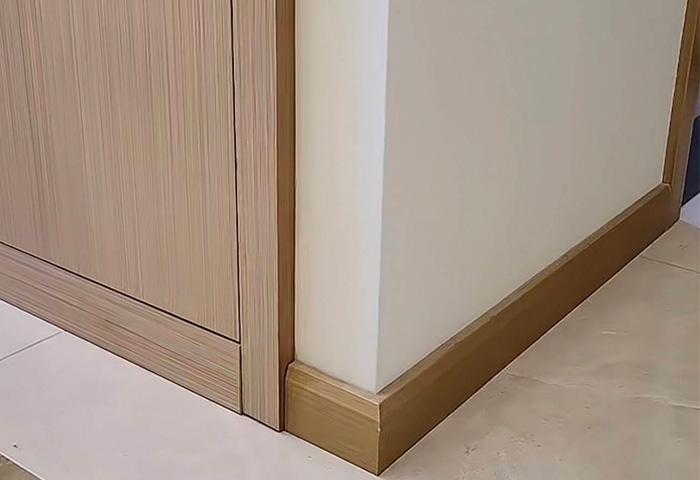 6先裝柜子再裝踢腳線(xiàn).jpg