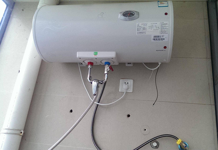 電熱水器與燃?xì)鉄崴鞯睦?jpg